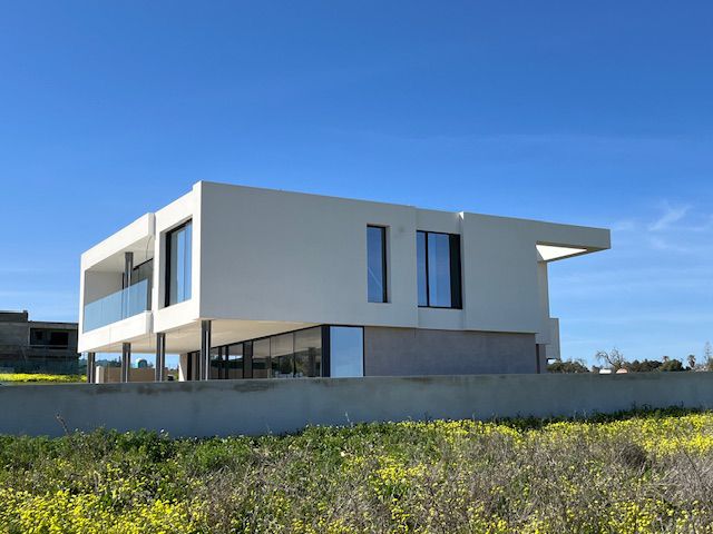 Porto de Mós villa exterior viewed across neighbouring vegetation