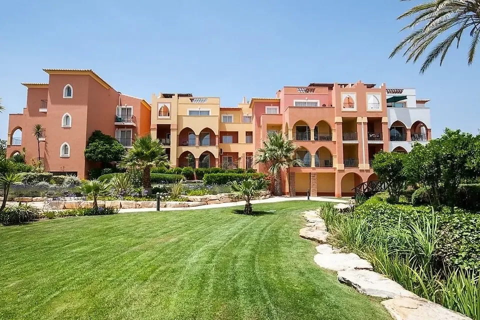 Jardim da Meia Praia, Lagos: apartment renovation