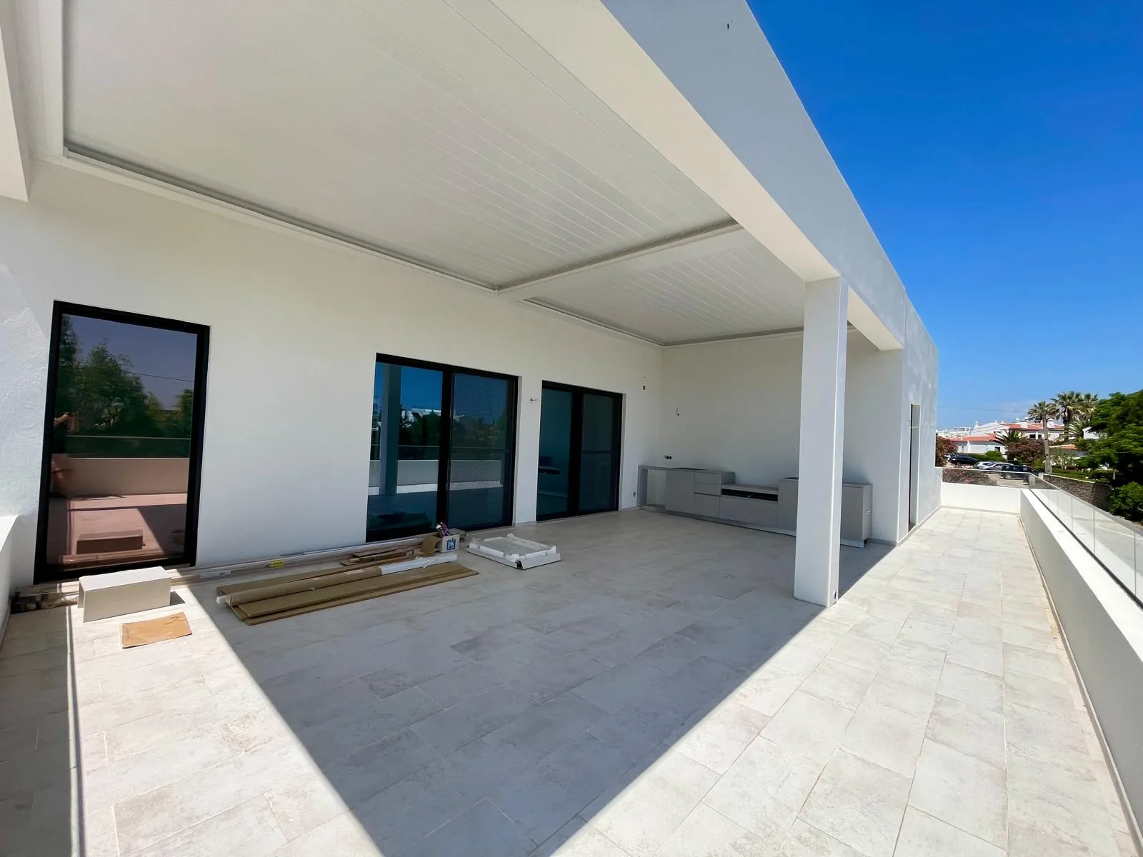 Covered terrace and sliding glass doors at Vale Centeanes, Carvoeiro