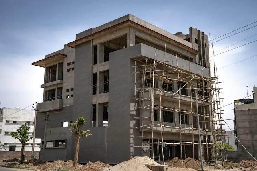 Casa em construção com estrutura em betão e alvenaria