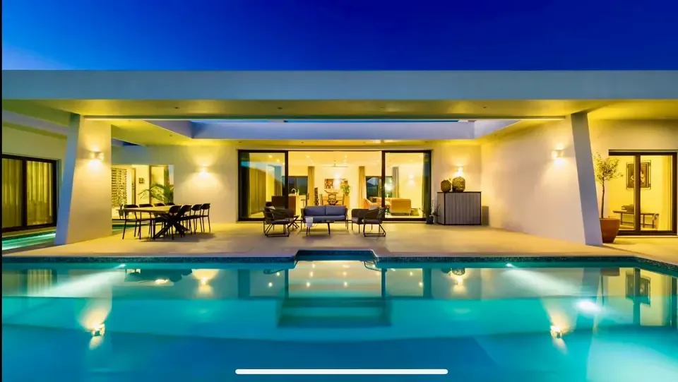 Single-storey villa with pool at Villa Porches, Porches