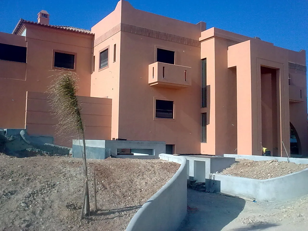 Side elevation and curved exterior walls at Villa Kasbah, Algarve