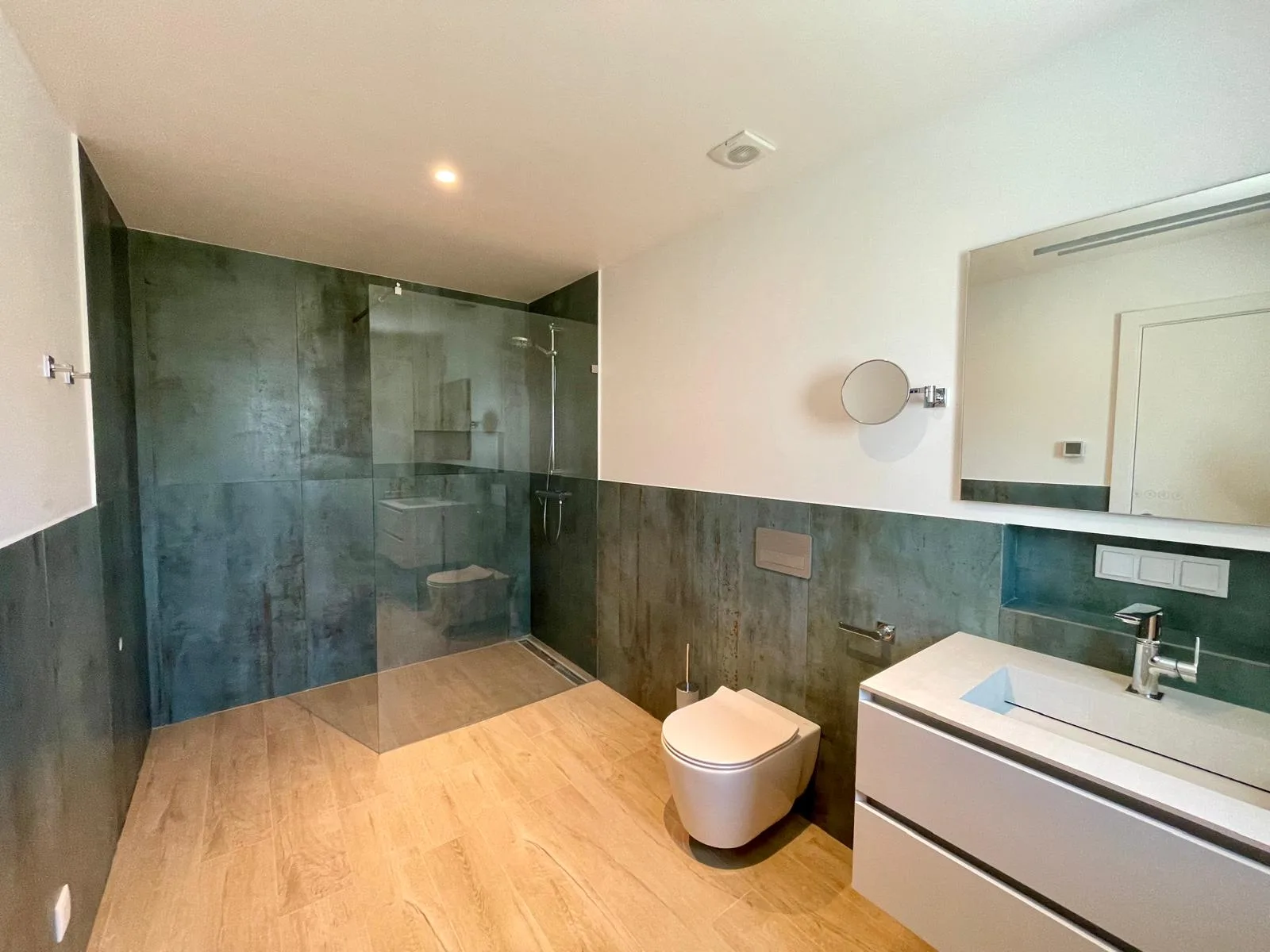 Bathroom with walk-in shower and vanity at Vale Centeanes, Carvoeiro