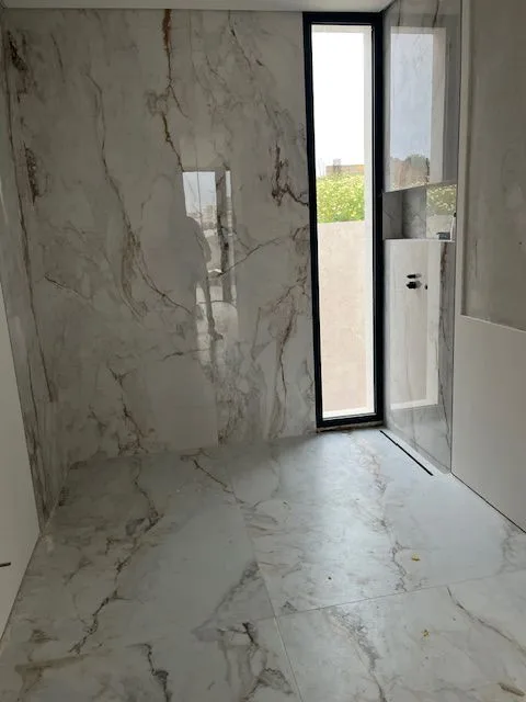 Marble-effect shower enclosure awaiting fittings at Porto de Mós, Lagos