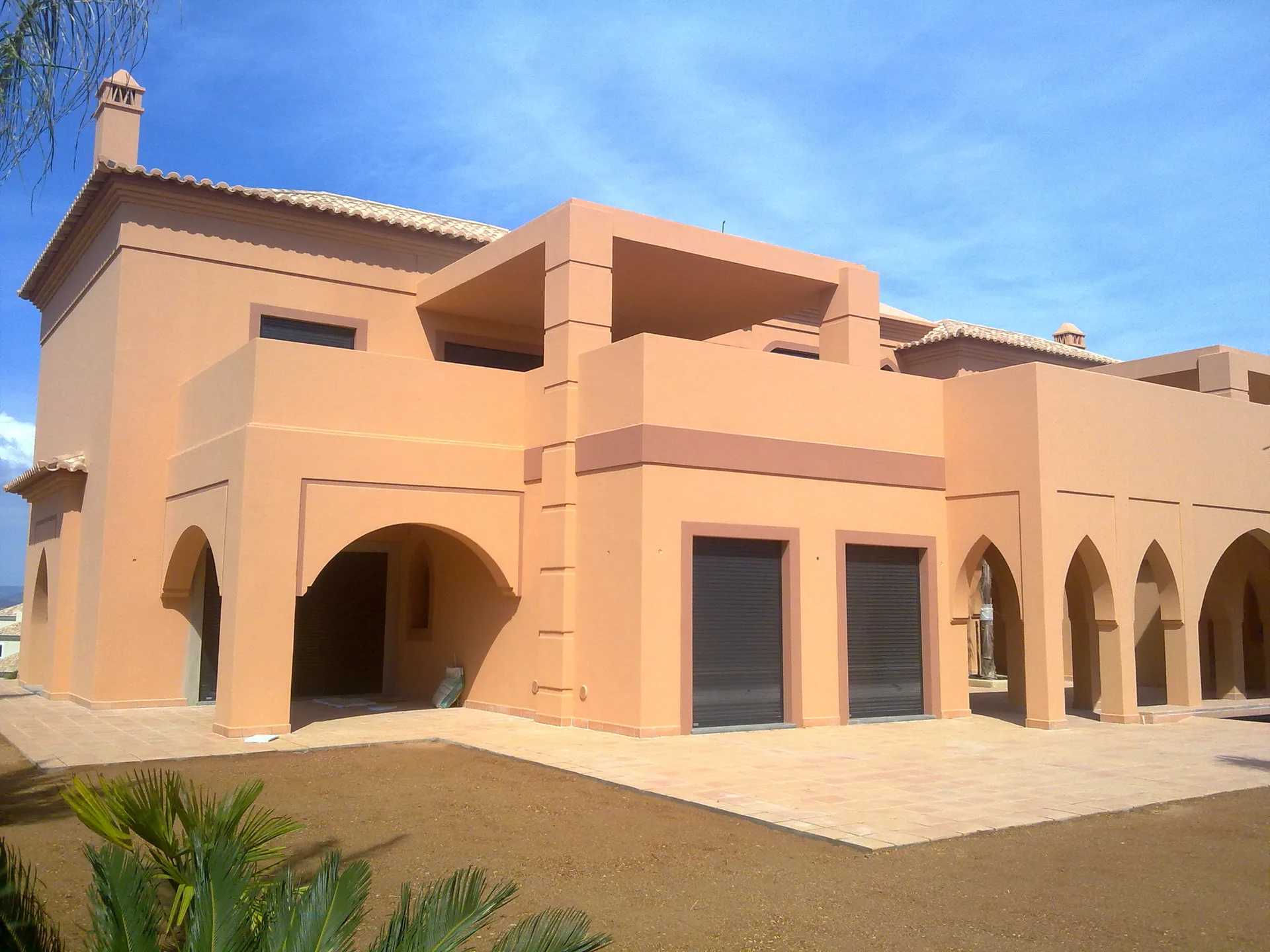 Corner facade with pointed entrance arch at Villa Kasbah, Algarve