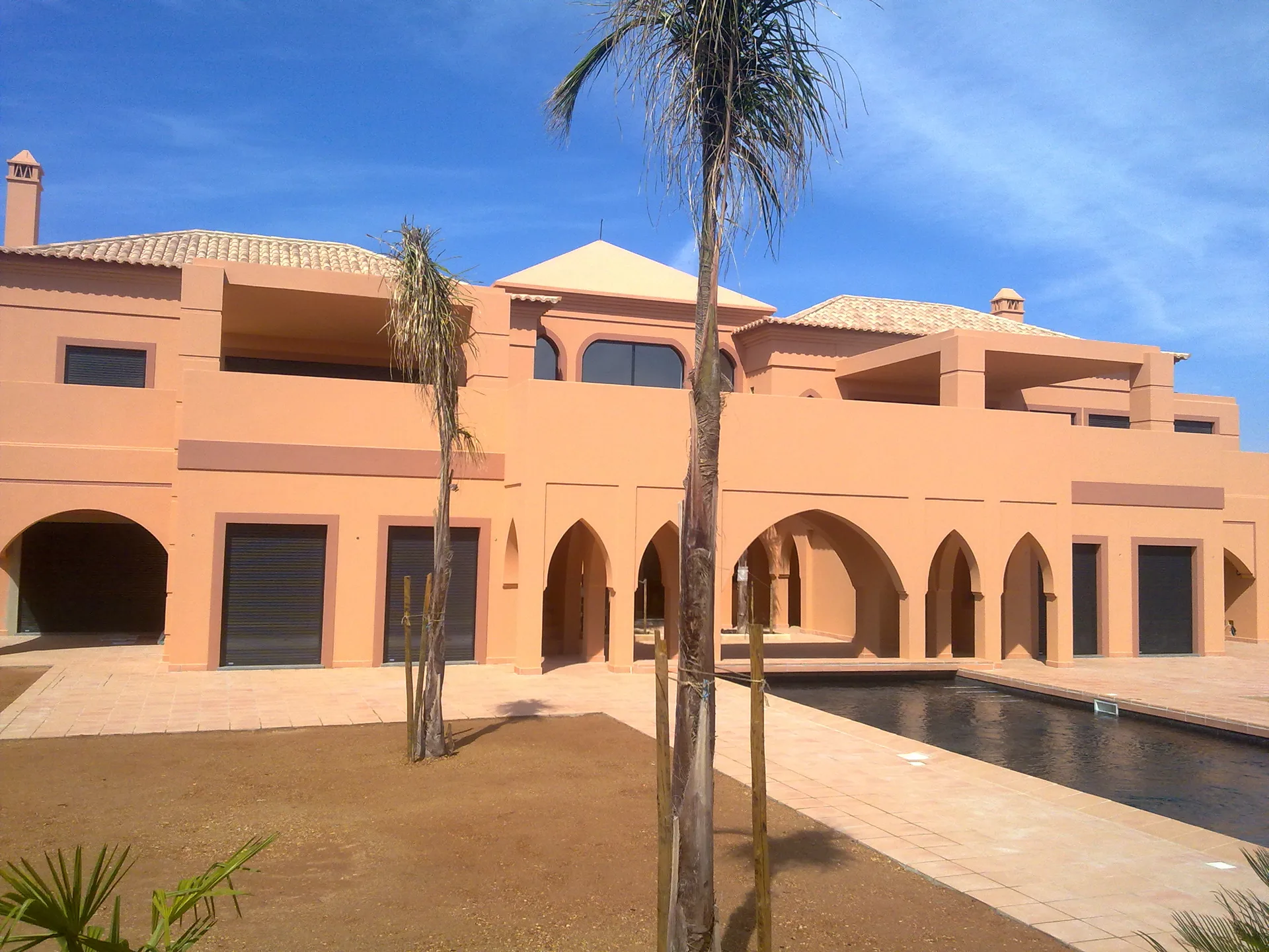 Villa Kasbah's long arched colonnade viewed from the terrace, Algarve
