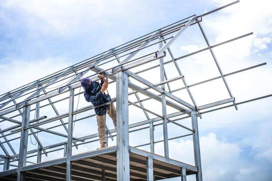 Estrutura em light steel frame de uma casa a ser montada em obra