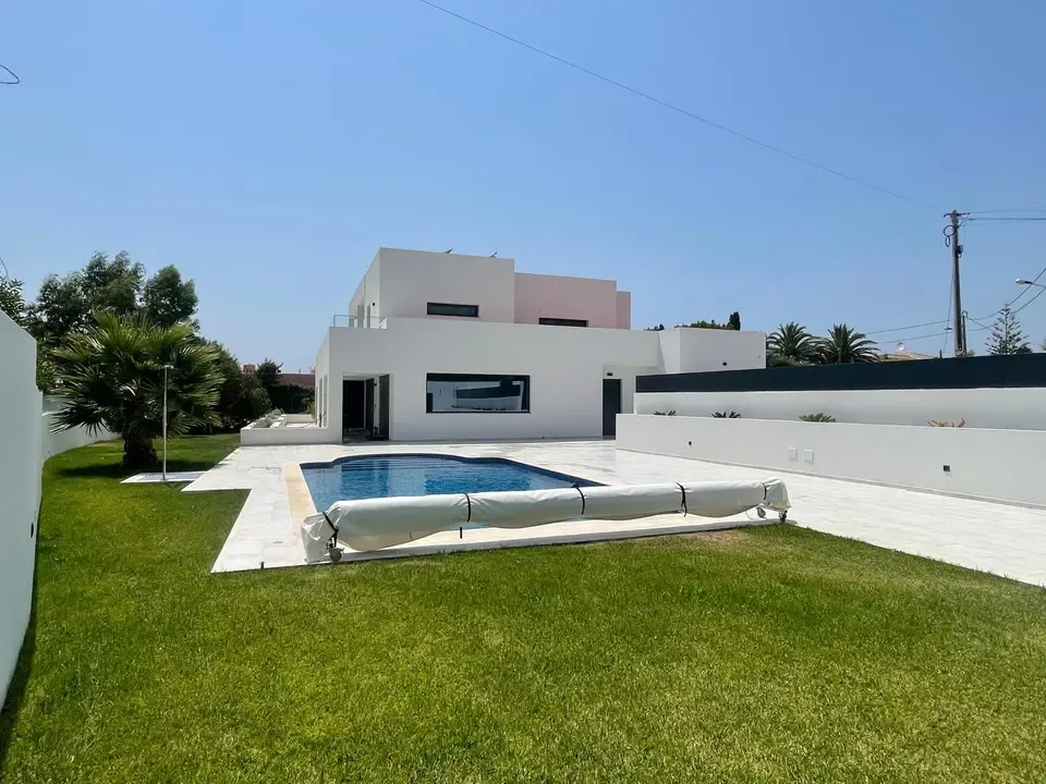 Vale Centeanes in Carvoeiro, a 1980s villa renovated into a five-bedroom home